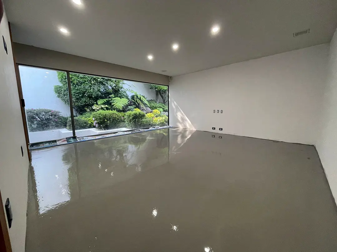 Piso de concreto nivelado y preparado para instalar un nuevo recubrimiento.